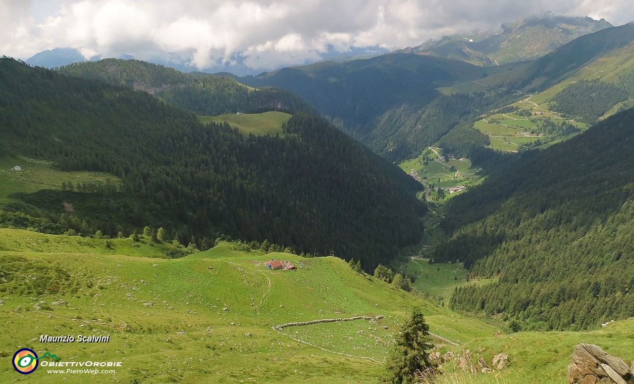 44 Dal laghetto, panorama sul vallone della Madonna delle Nevi....JPG